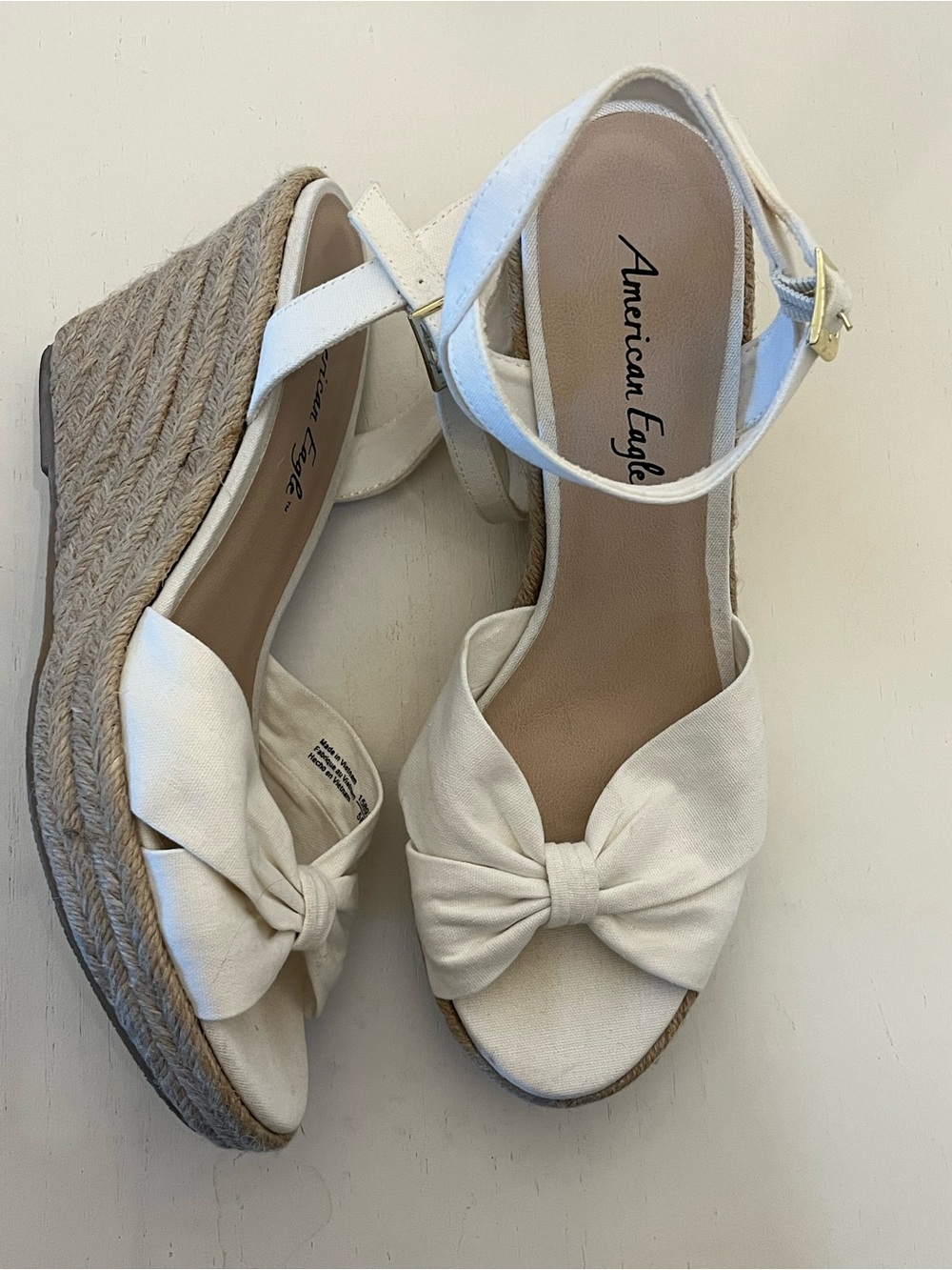 American Eagle white bow wedge sandals size US Woman's 9 no shoe box included